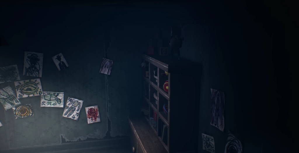 Детские рисунки на стене рядом с полкой игрушек