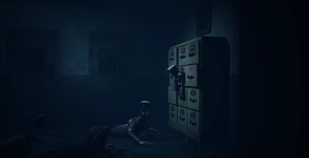 Моно из Little Nightmares II открывает шкафчики в комнате