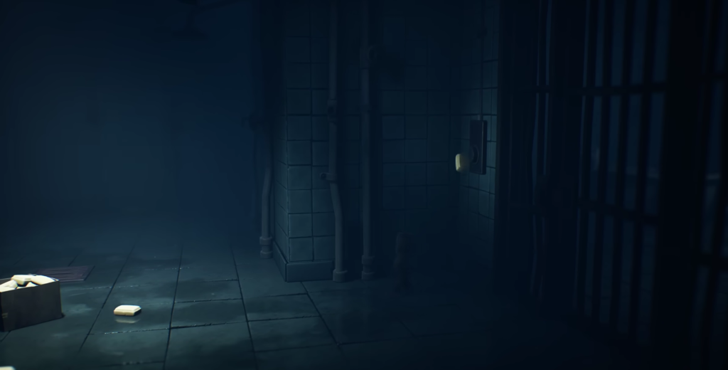 Мыло лежит на полу в тёмной ванной