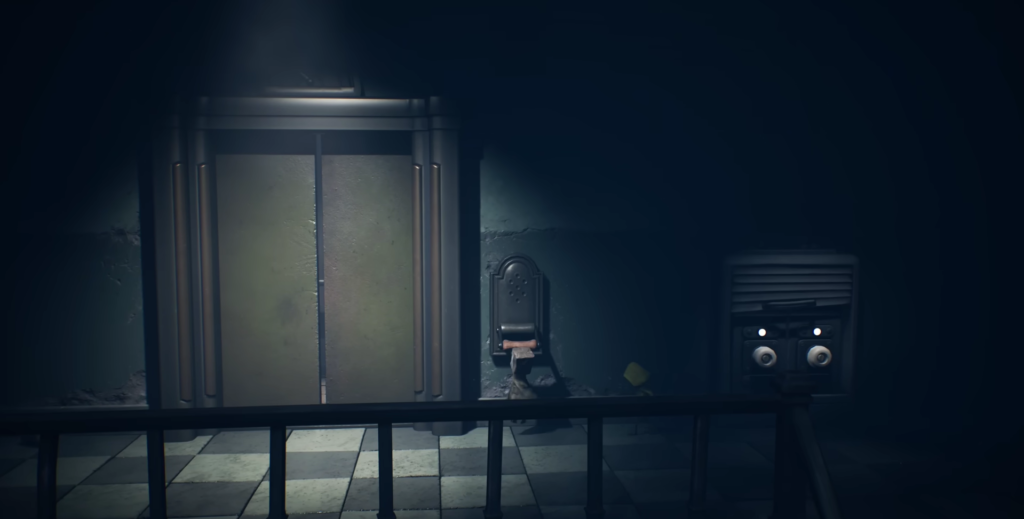 Маленький персонаж тянет рычаг у лифта в коридоре