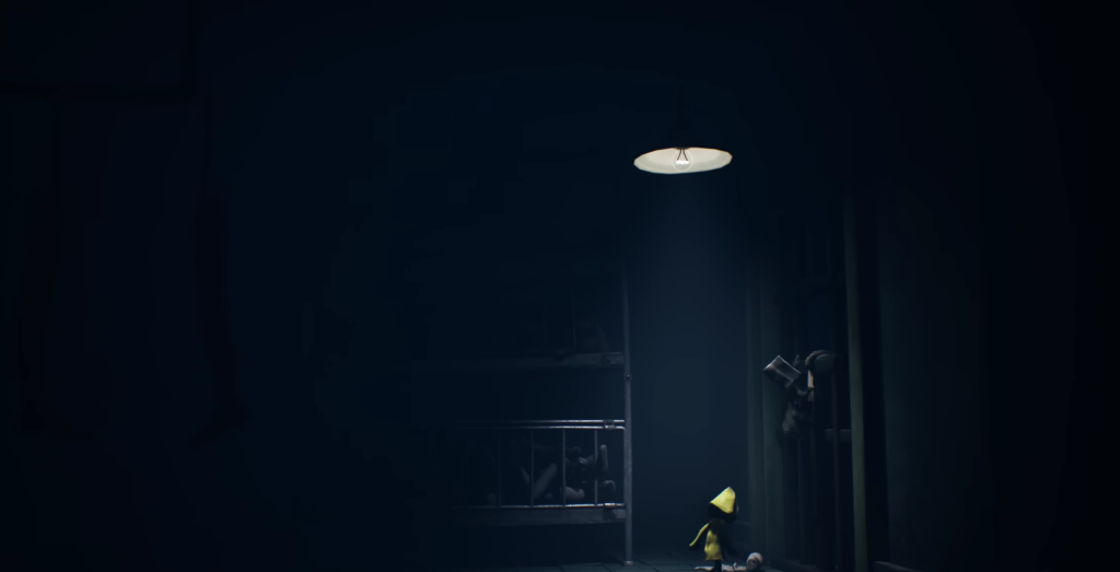 Шестая из Little Nightmares стоит под лампой в комнате