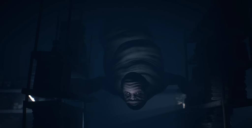 Монстр ползёт в тёмном помещении между стеллажами