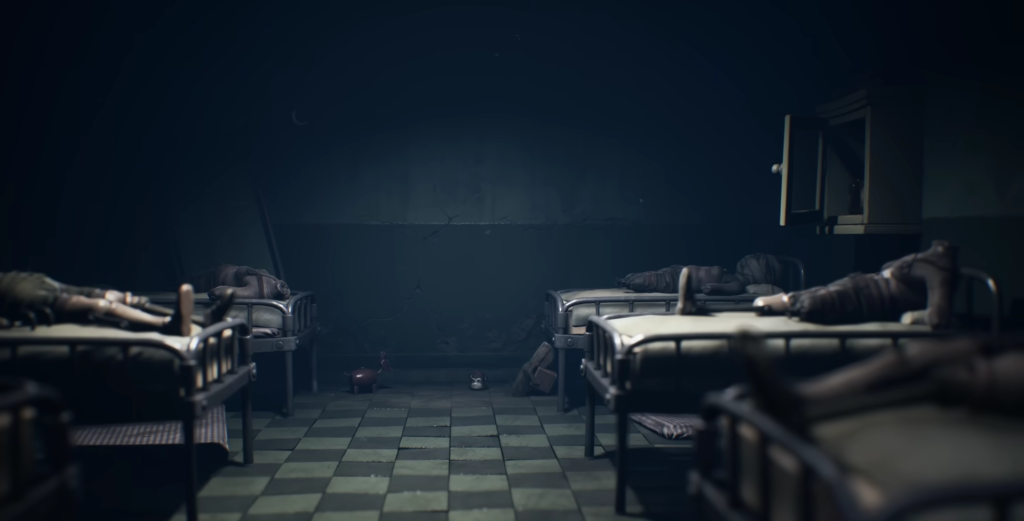 Спящие люди лежат на кроватях в палате