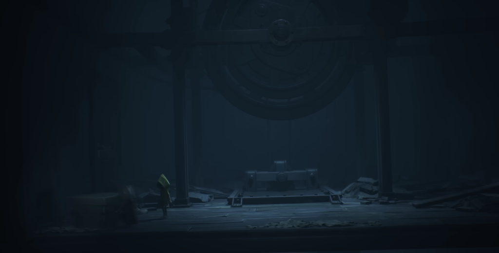 Шестая в жёлтом плаще стоит в тёмной комнате