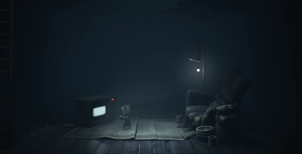 Шестая из Little Nightmares смотрит телевизор в комнате