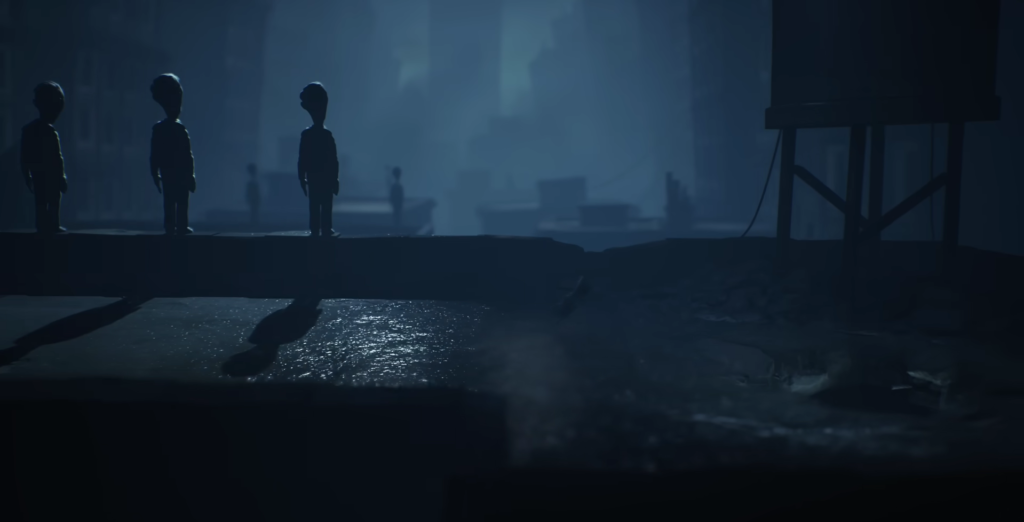 Силуэты детей стоят на мосту в тумане