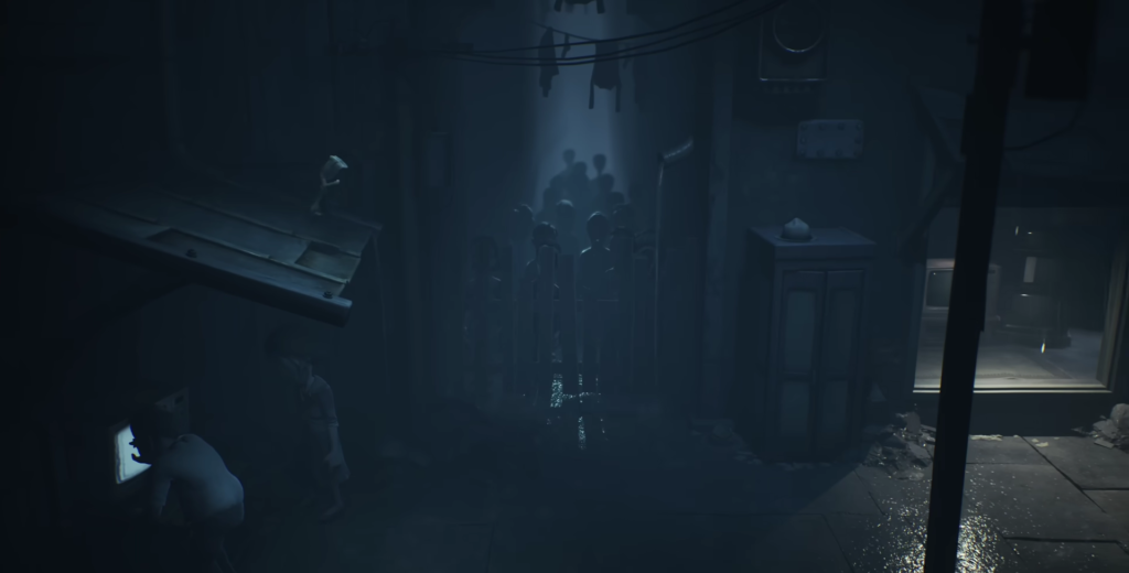 Дети стоят в тёмном коридоре под светом