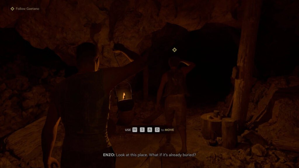 Энцо держит фонарь в пещере, следует за Гаэтано