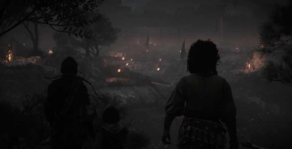 Три силуэта смотрят на лагерь с огнями ночью