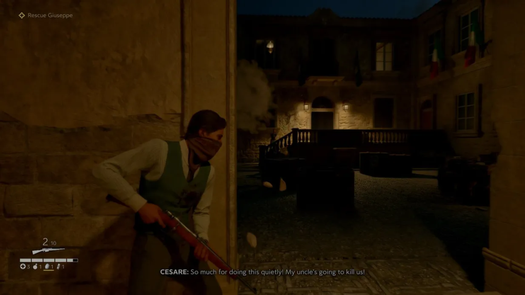 Мужчина с винтовкой прячется за стеной ночью