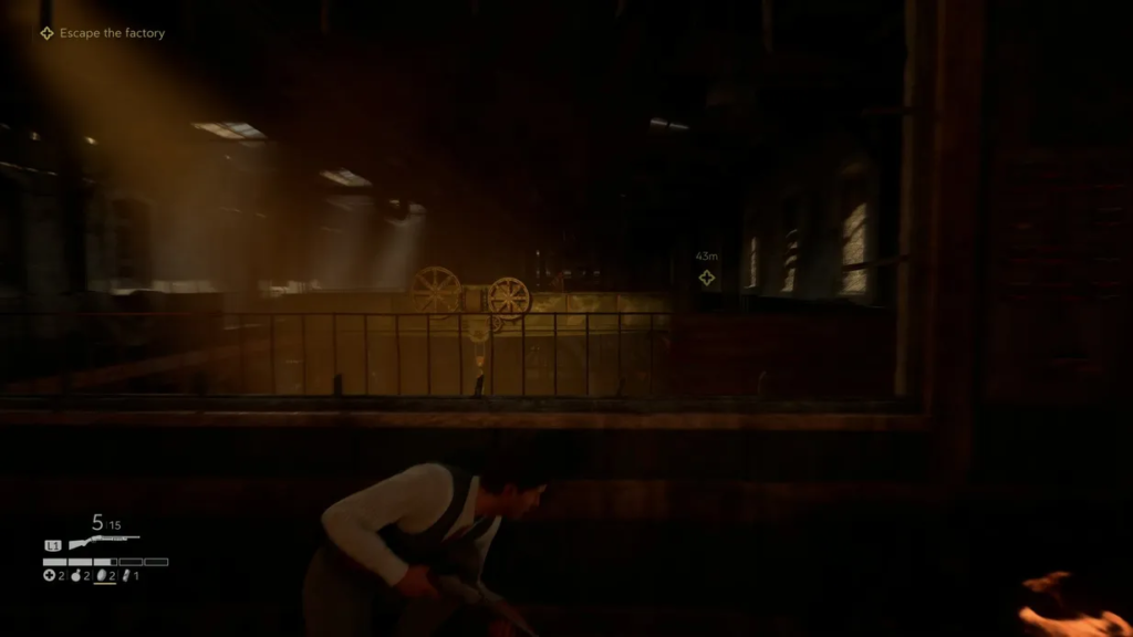 Персонаж прячется с оружием на фабрике в игре