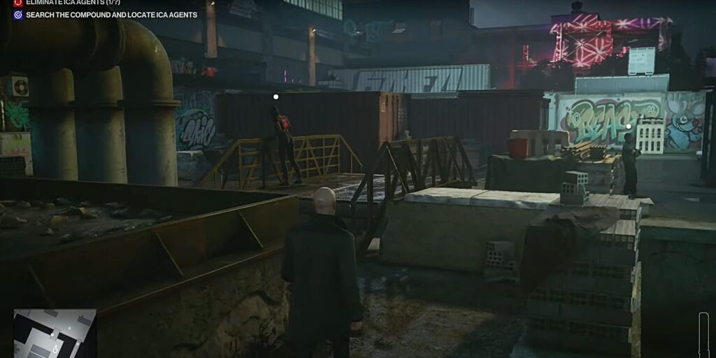 Агент 47 из Hitman крадется по стройплощадке ночью