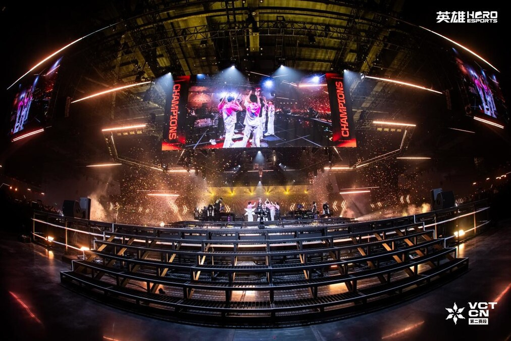 Команда поднимает трофей на сцене VCT CN арены