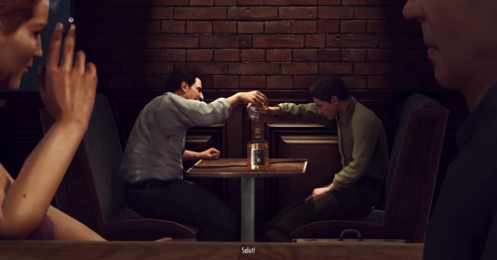 Два мужчины наливают виски за столом в баре