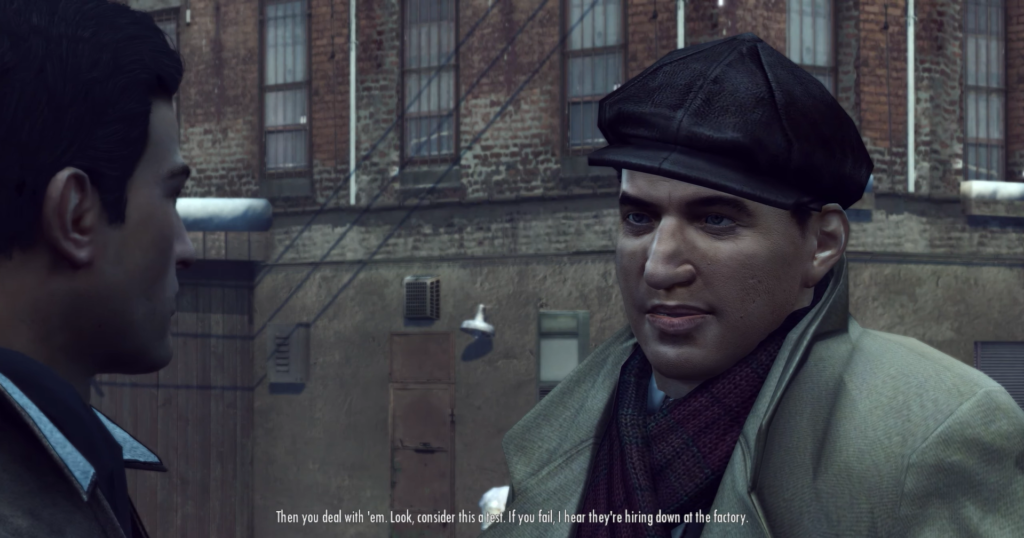 Два мужчины разговаривают у кирпичного здания во дворе