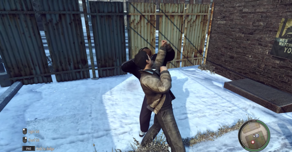 Драка двух мужчин на заснеженном дворе у забора