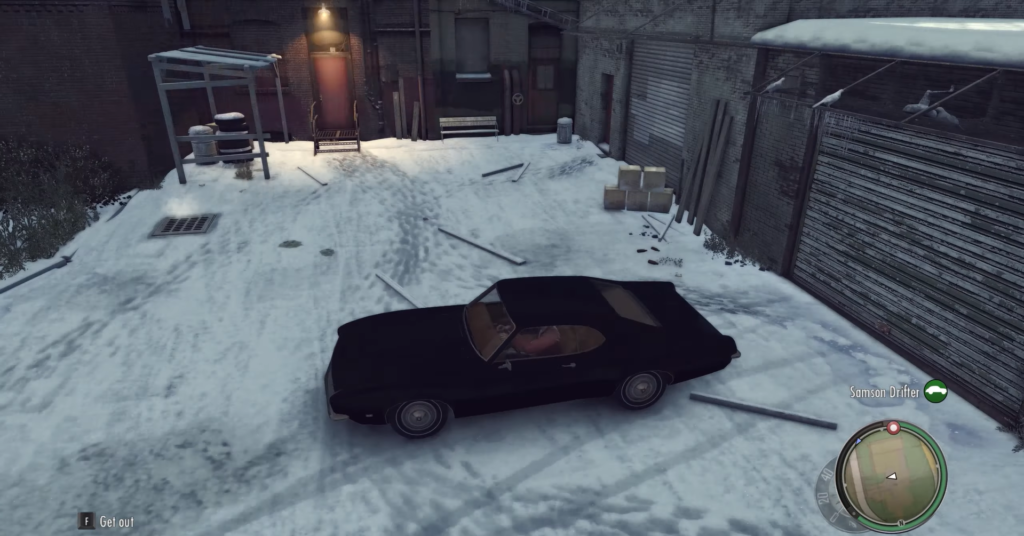 Чёрный автомобиль стоит в заснеженном дворе Mafia II