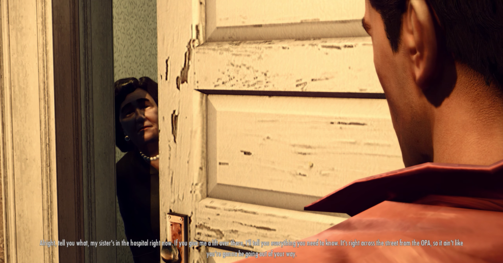 Мужчина разговаривает с женщиной у приоткрытой двери