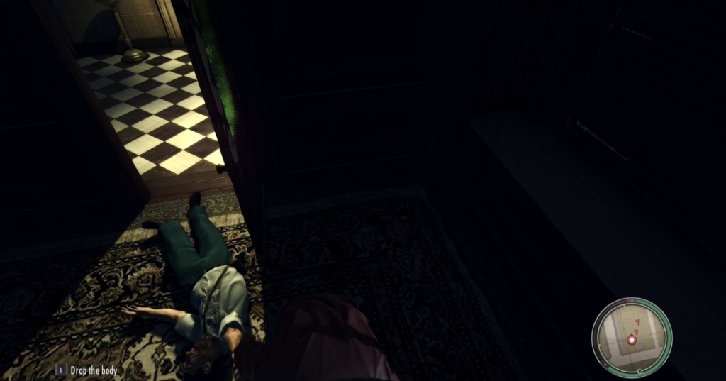 Персонаж несёт тело в коридоре, Mafia II
