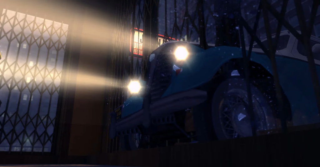 Синий автомобиль светит фарами за решеткой ночью