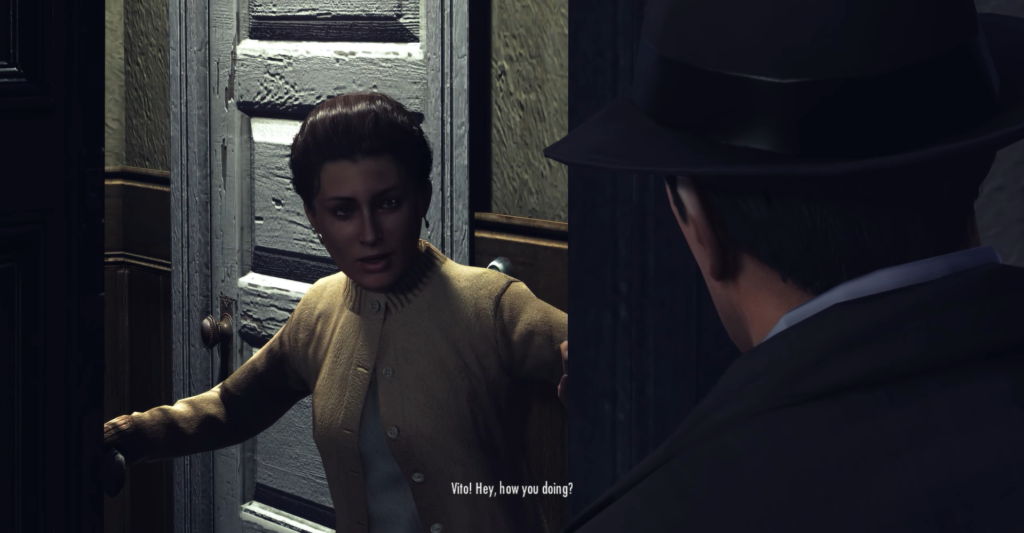 Женщина открывает дверь, мужчина в шляпе в коридоре