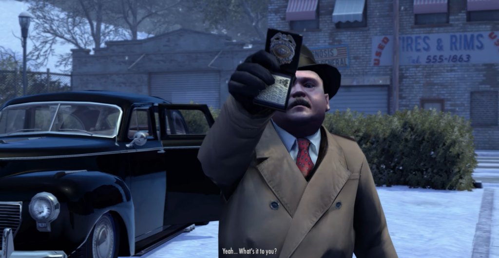 Полицейский показывает удостоверение на заснеженной улице