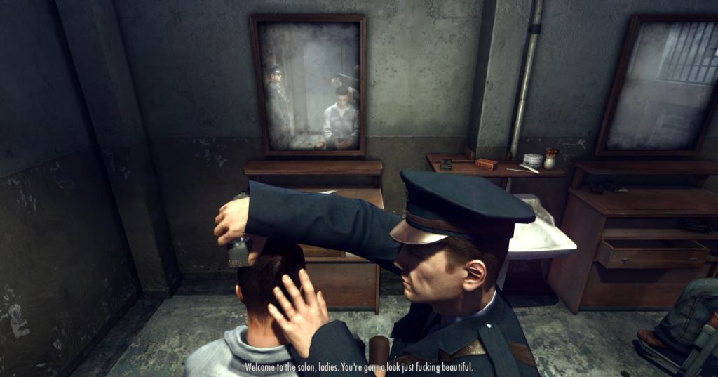 Полицейский стрижёт мужчину в тюремной парикмахерской