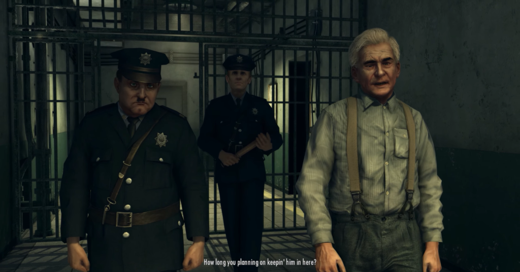 Полицейские ведут пожилого мужчину по тюремному коридору