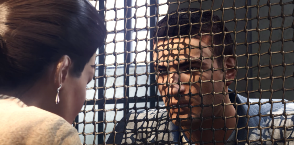 Мужчина разговаривает с женщиной через металлическую сетку