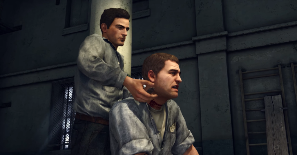 Заключённый держит другого за шею в тюрьме