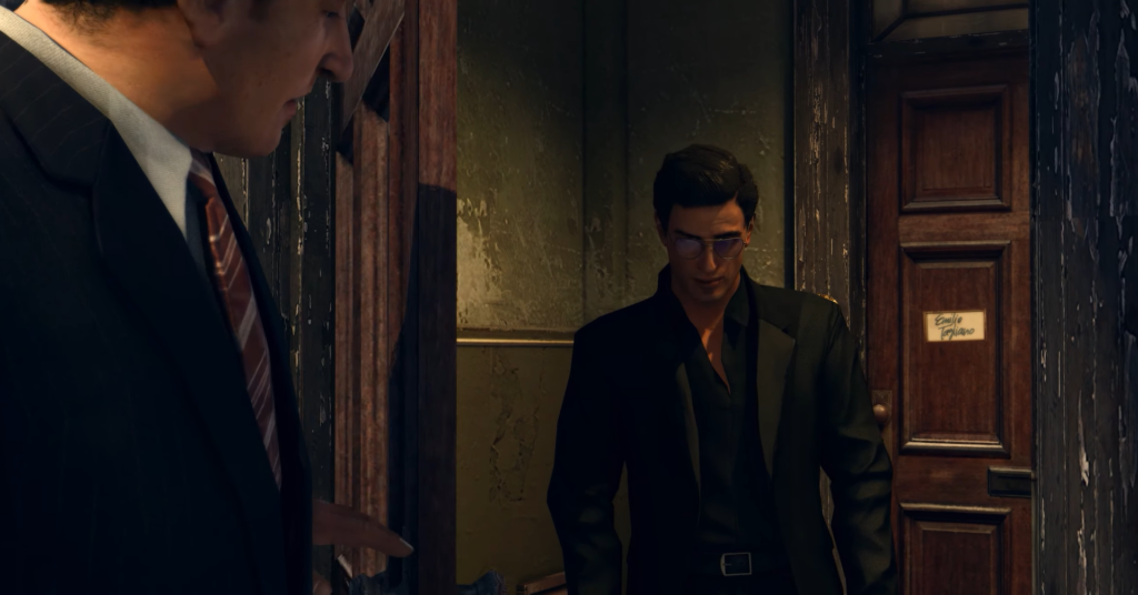 Вито Скалетта из Mafia II стоит у двери