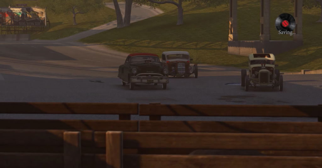 Три ретро-автомобиля едут по дороге в парке