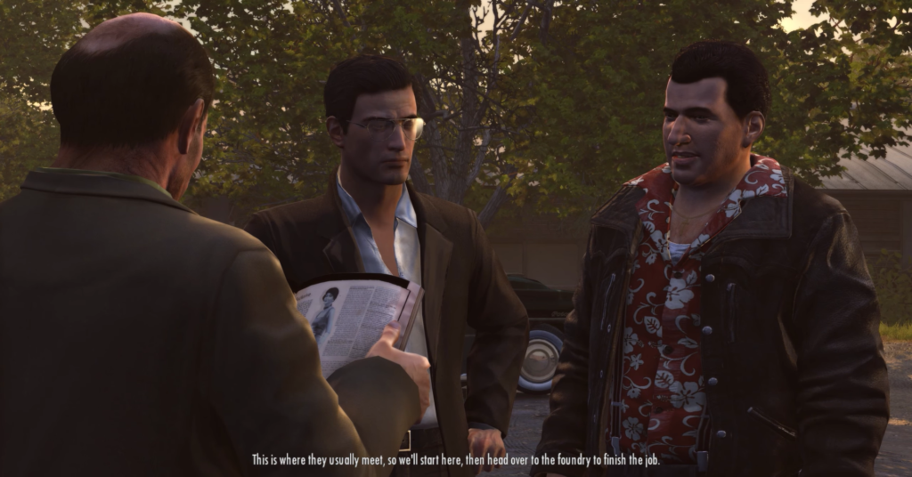 Трое мужчин разговаривают на улице у деревьев