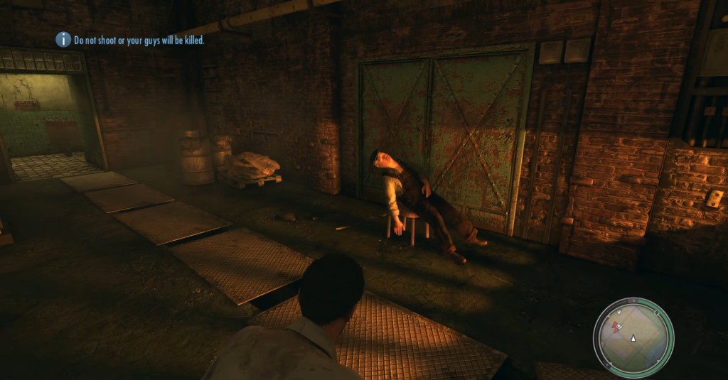 Вито Скалетта наблюдает пленника на стуле в складе