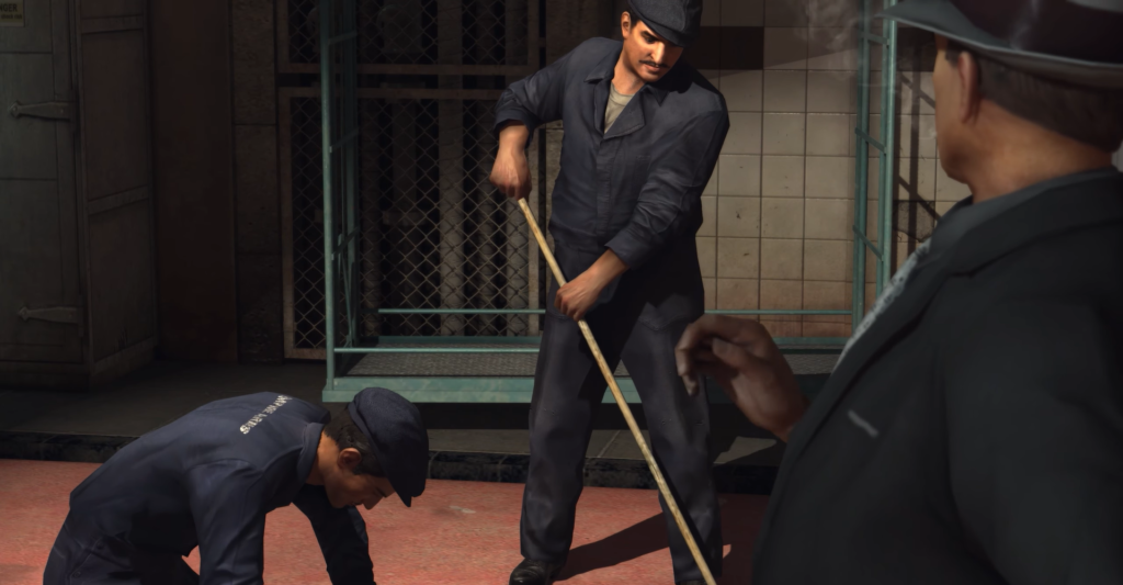 Рабочий подметает пол в тюремном коридоре