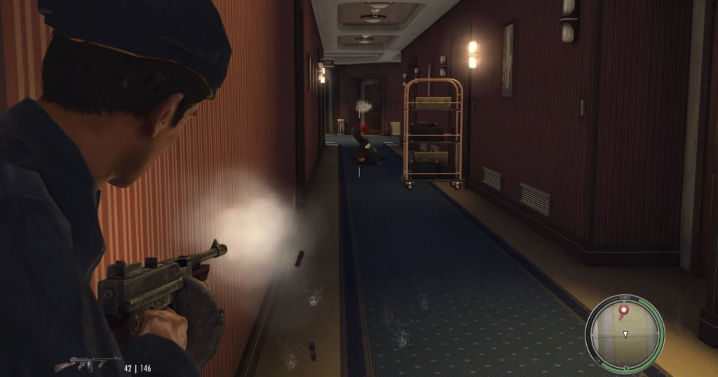 Персонаж стреляет из автомата в коридоре отеля