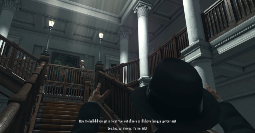 Вито Скалетта поднимает руки в особняке на лестнице