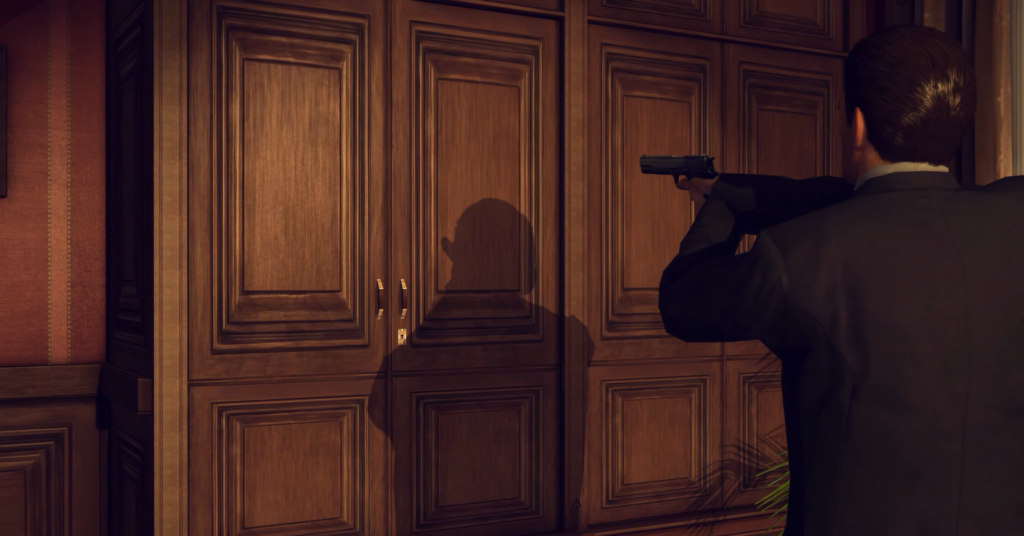 Мужчина с пистолетом целится в деревянную дверь