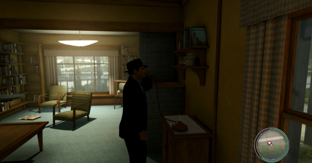 Персонаж в шляпе говорит по телефону в гостиной Mafia II