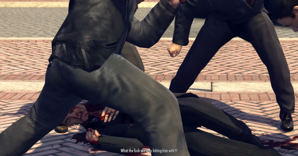 Двое мужчин избивают лежащего мужчину на тротуаре