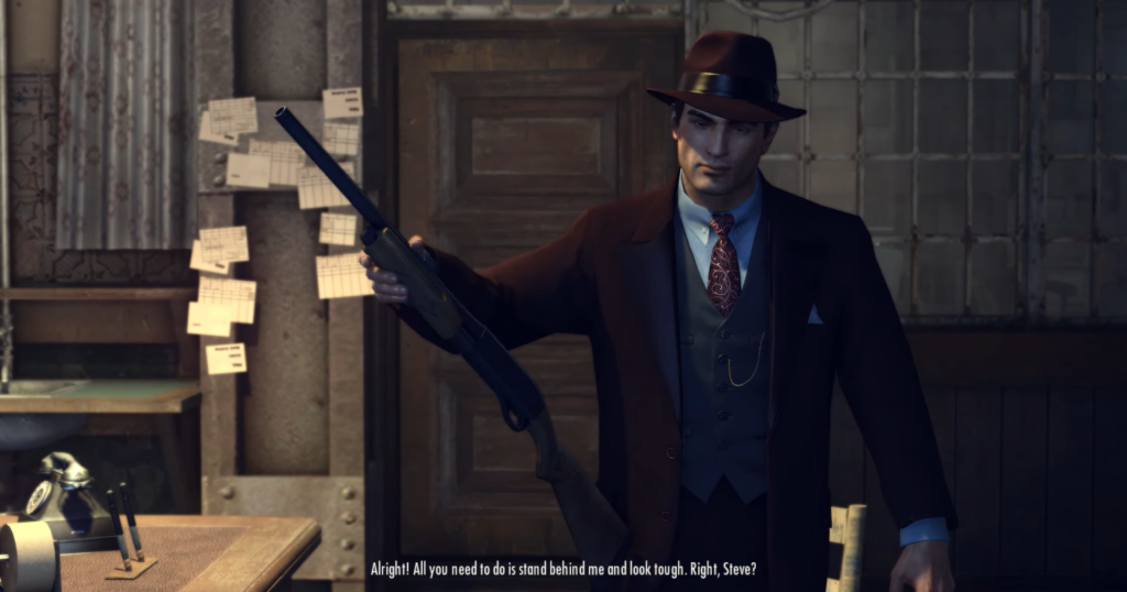 Томми Анджело из Mafia держит ружьё в комнате