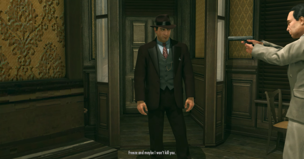 Мужчина в шляпе стоит, на него целятся в комнате