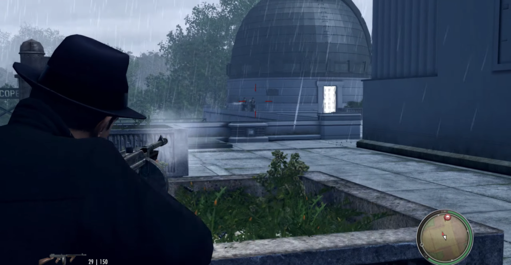 Персонаж стреляет из автомата под дождём у обсерватории