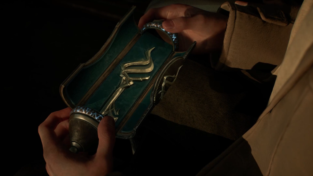 Руки держат синюю флягу с эмблемой в темноте