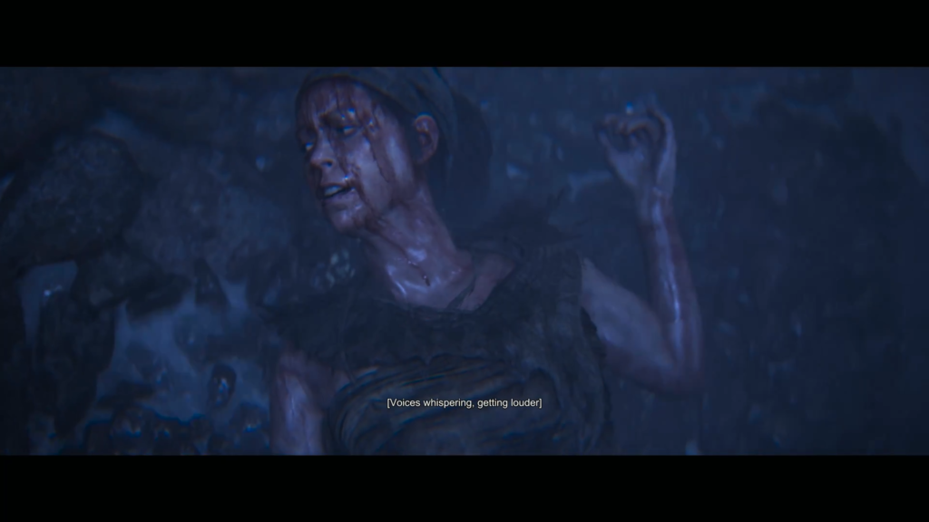 Женщина лежит в воде под дождём ночью