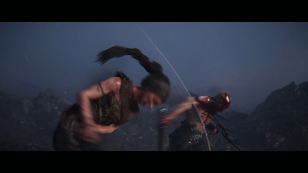 Женщина бьёт мечом врага на скале ночью