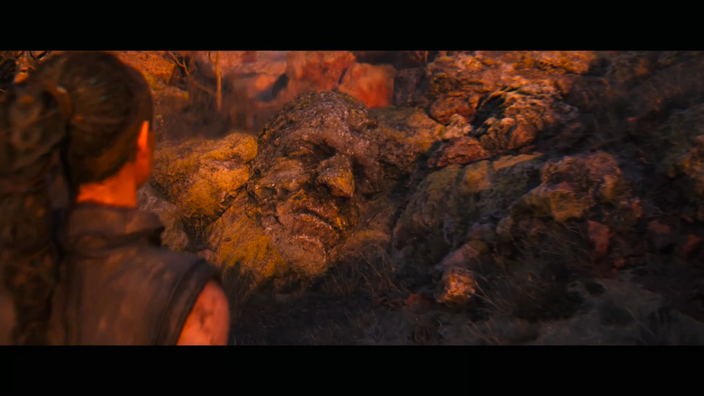 Женщина смотрит на каменное лицо в скалах