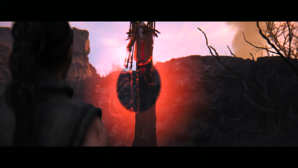 Женщина смотрит на красное свечение у столба в ущелье