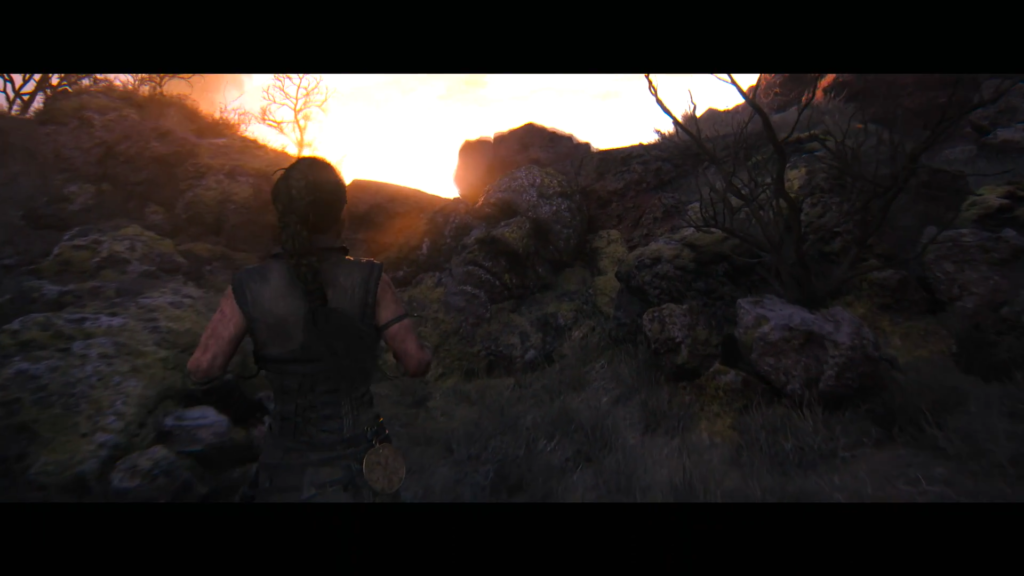 Человек бежит по каменистому склону на закате