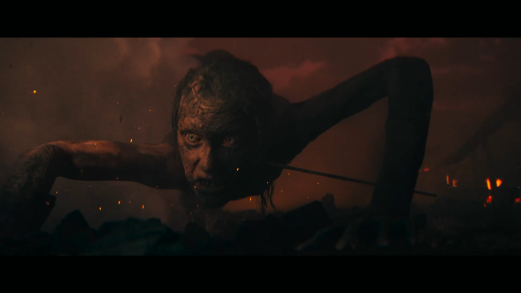 Обожжённый человек ползёт в дыму среди искр